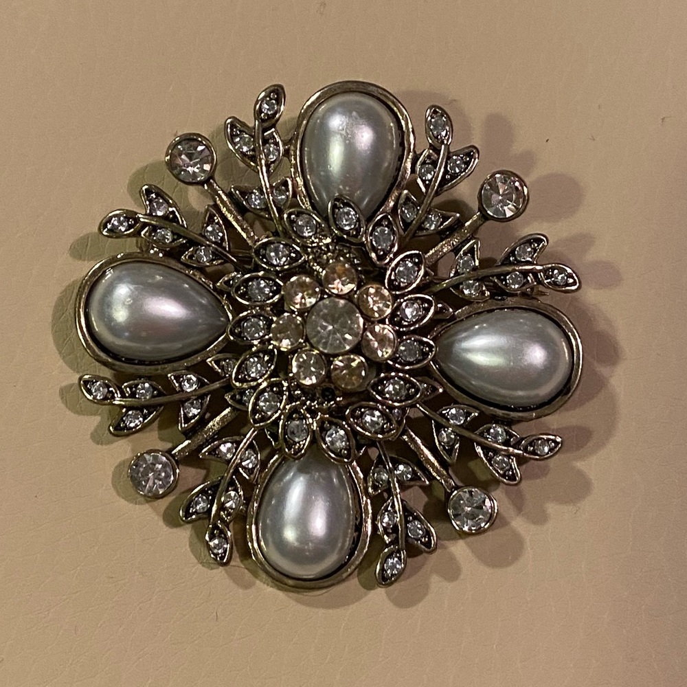 🤩 Pearl&rhinestone w/ gold&silver accents broach